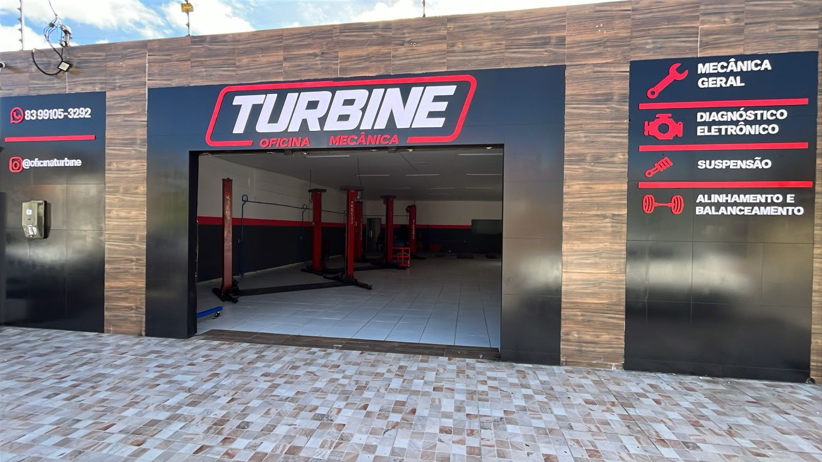 Fachada da Turbine Oficina Mecânica em João Pessoa; a foto mostra por inteiro os serviços e os contatos nas laterais.